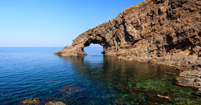 Pantelleria e Francesca, amore e odio sull’isola del vento
