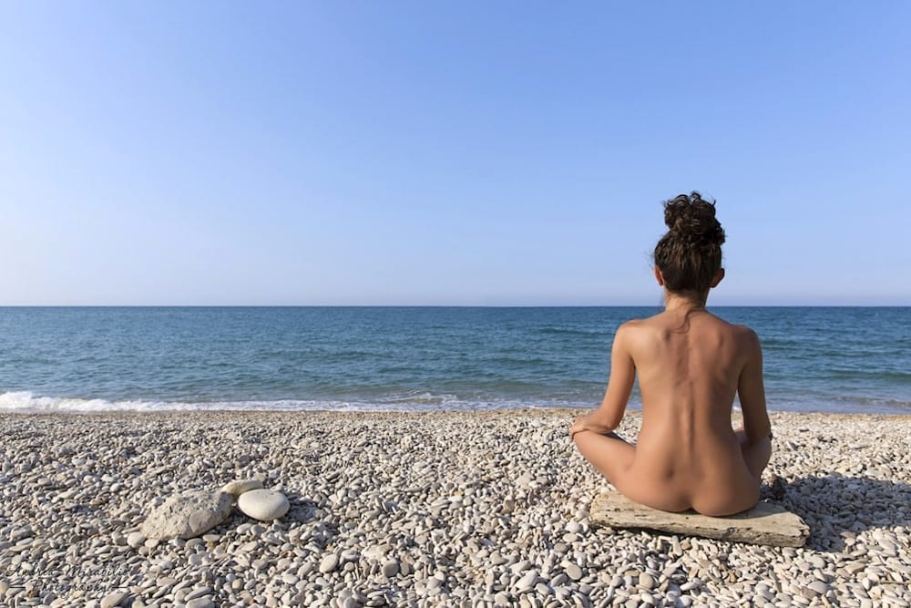 Topless e bikini non fanno più scandalo, oggi va di moda il nudo
