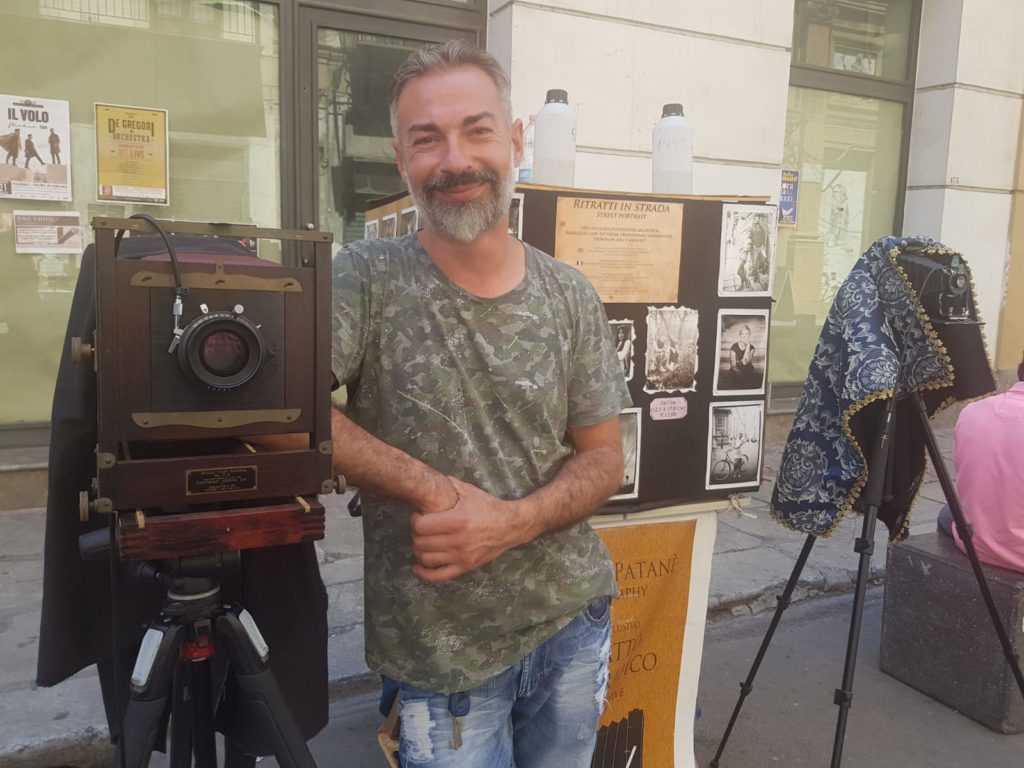 Patanè, fotografo di strada con la macchina a soffietto