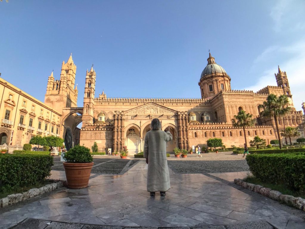Misteriosa apparizione alla Cattedrale di Palermo. Caccia all’uomo vestito da Gesù