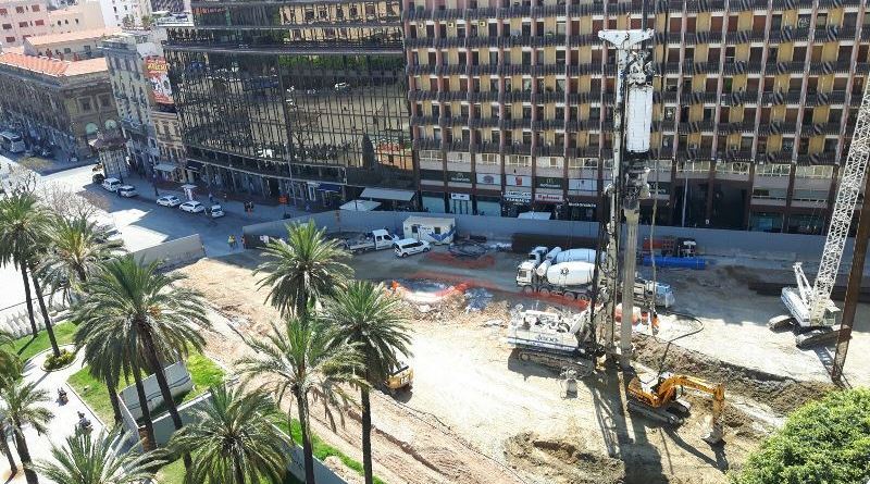 Cantiere fermo, con il sole e con la pioggia