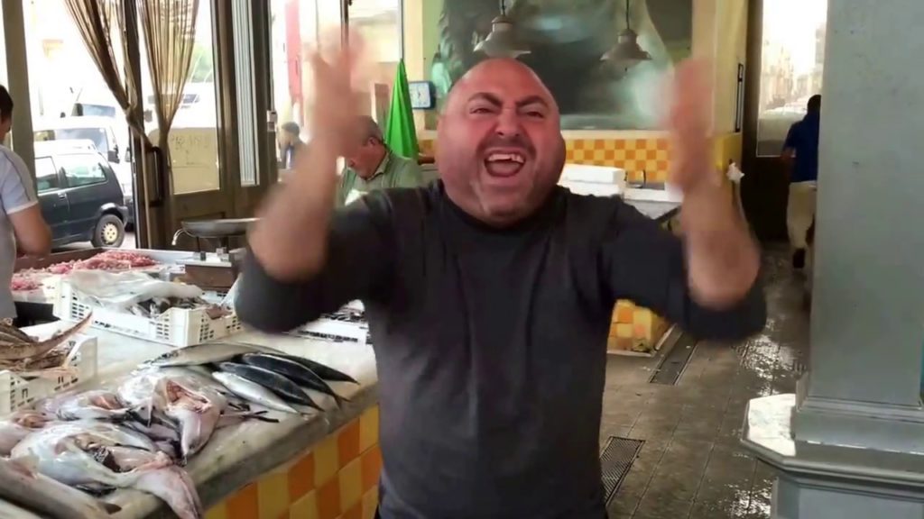 Il signor Fans con l’alabarda spaziale. E ai giovani dice…