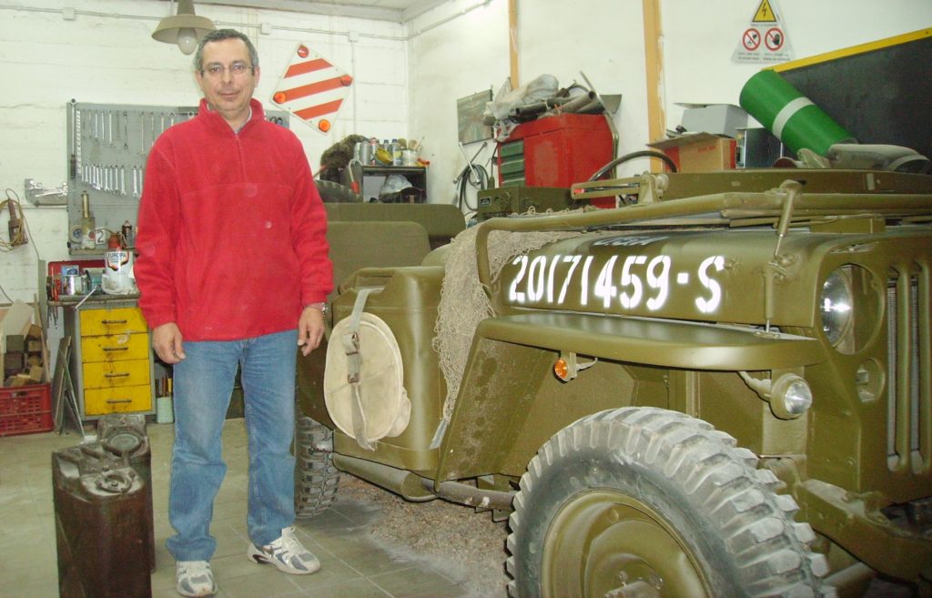 La sua passione è la Jeep, la sua alcova un garage